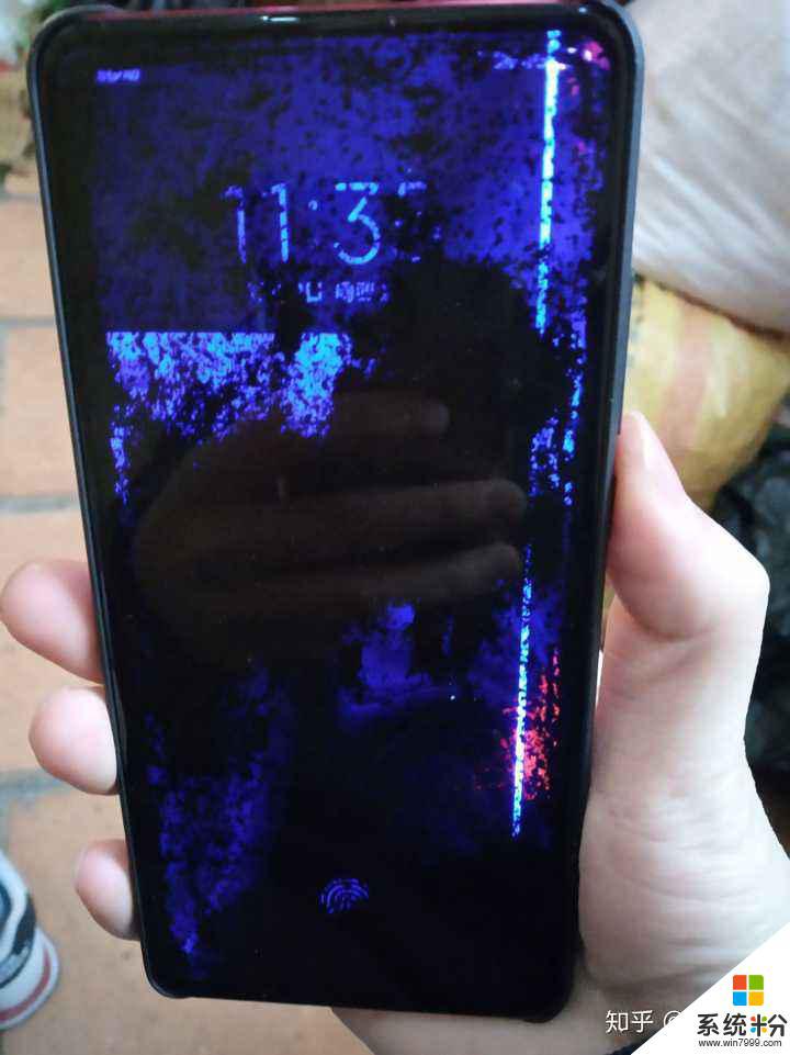 我手机摔了一下黑屏了我手机是红米手机必须得用手电筒照着才能看清这是恩么回事啊？