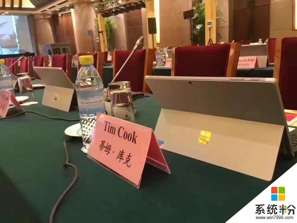 有点尴尬！库克在中国参加会议 前面放着台Surface(3)