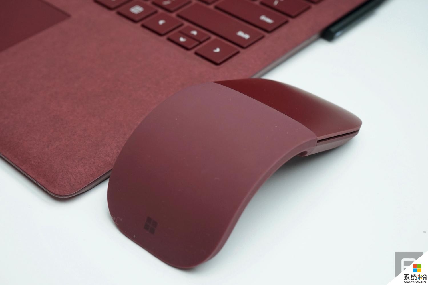 微软又推出新款的可摊平式无线蓝牙鼠标 Surface Arc(1)