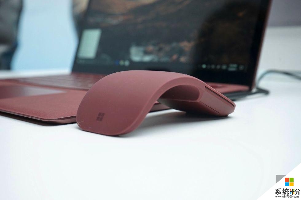 微软又推出新款的可摊平式无线蓝牙鼠标 Surface Arc(2)