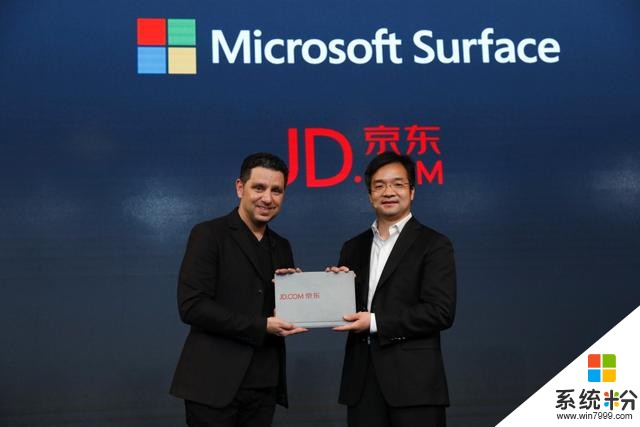 京东胡胜利获赠全球第一台Surface Pro新品(2)