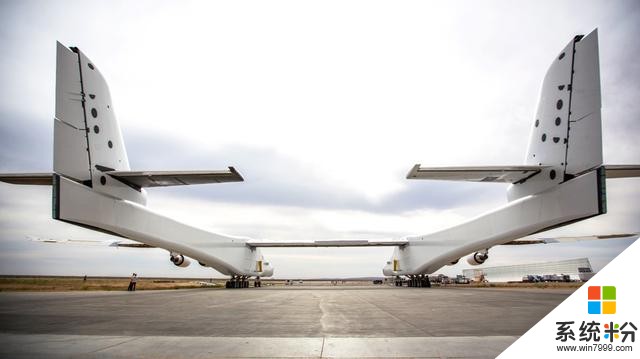 微软联合创始人保罗艾伦揭开了世界上最大的飞机(6)