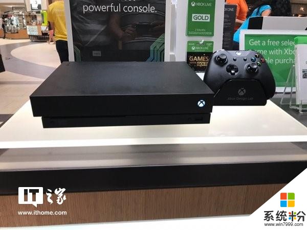 IT之家网友逛微软美国零售店，实拍Xbox One X样机震撼(1)