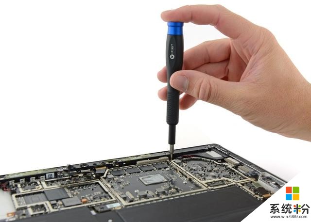 微软全新Surface Pro拆解：SSD焊死 拆开易报废(10)
