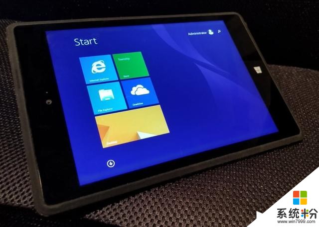 微软被取消的Surface Mini出现在照片中，这款较小的平板电脑在2014年最后一分钟被束之高阁