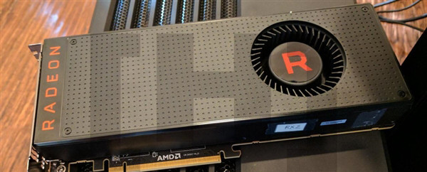 GTX 1080显卡劲敌！AMD RX Vega真卡首亮相(2)