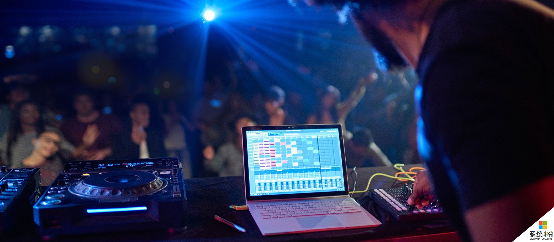 微软用 Surface Book 和 Kinect 为 DJ 的音乐演出带来了全新的视觉体验(7)