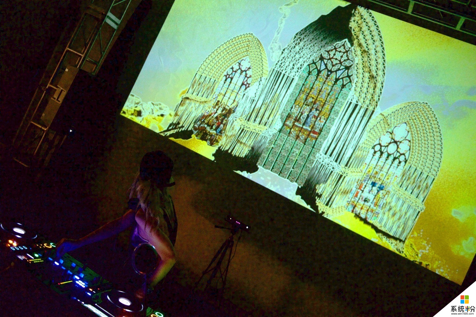 微软用 Surface Book 和 Kinect 为 DJ 的音乐演出带来了全新的视觉体验(8)