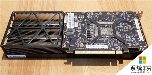 AMD RX Vega 56公版原型卡現身：別致三風扇(3)