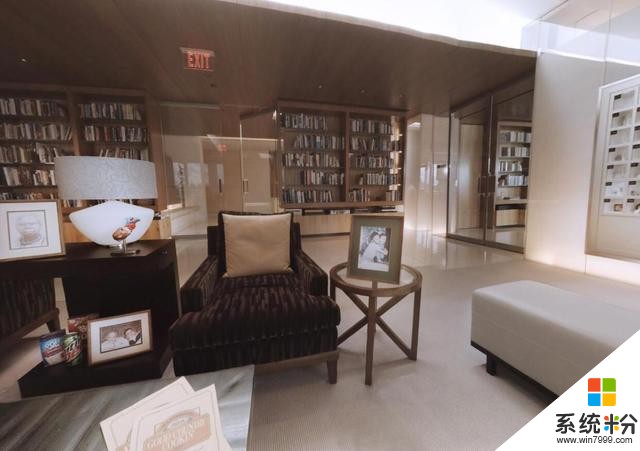 蟬聯20年首富的比爾·蓋茨首次公開書房全景，堪比“黃金屋”！(1)