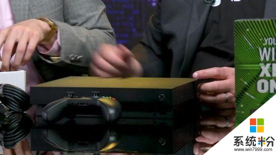 微软Xbox One X零售版开箱：性能最强家用机长这样(6)