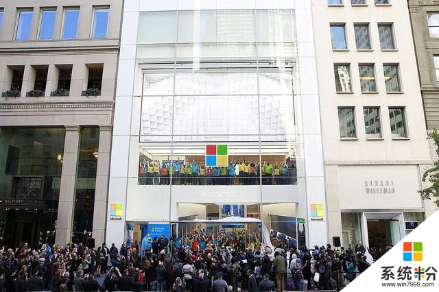 微软在英国开旗舰店，就在苹果店旁边