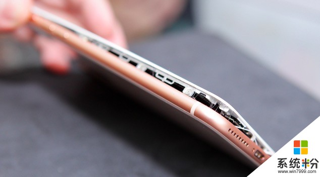iPhone 8 Plus电池出问题 充电膨胀顶翻屏幕(1)