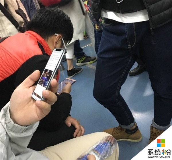 iPhone X真机现身国内地铁 刘海又丑又碍事