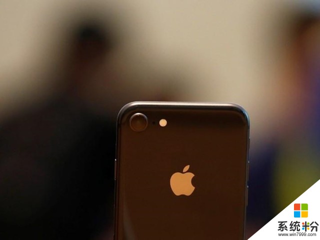 苹果股价下跌超2.5%：皆因iPhone 8销量腰斩(1)