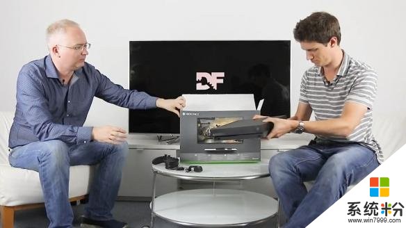 微软XboxOneX主机完整开箱 与索尼PS4 Pro外观尺寸对比(11)