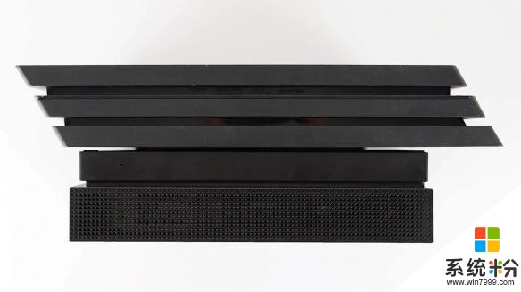 微软XboxOneX主机完整开箱 与索尼PS4 Pro外观尺寸对比(19)