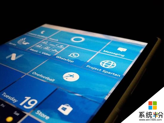 微软也来参脚折叠屏领域 明年或推出传闻已久Surface Phone?(1)