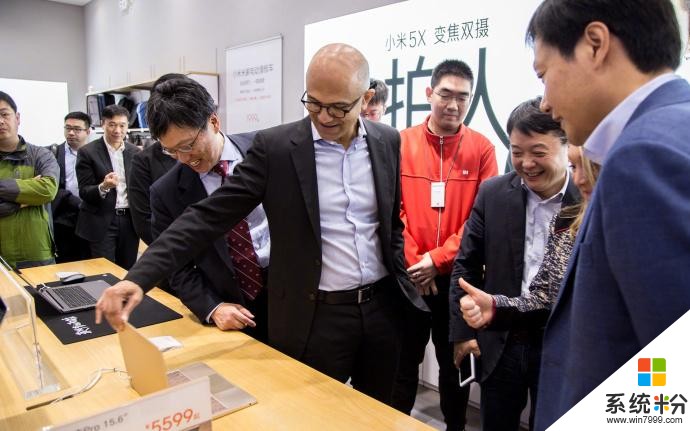 微软CEO访小米之家, 雷军亲手赠送他一台小米MIX 2手机。(1)