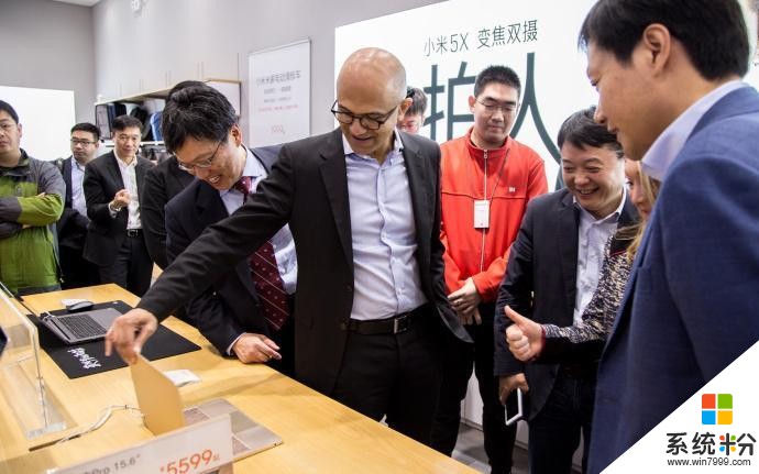 微软CEO参观小米, 雷军亲自陪同, 网友说Surface太贵让小米搞吧!(5)