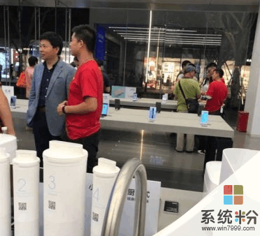 国内手机厂商学习之风传至国外, 微软CEO参观小米之家获雷军赠MIX2(3)
