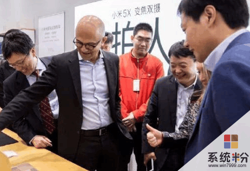 国内手机厂商学习之风传至国外, 微软CEO参观小米之家获雷军赠MIX2(5)