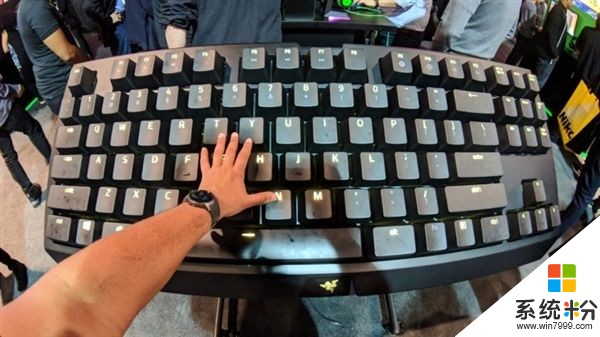 雷蛇超大机械键盘现身CES：大小堪比餐桌(1)
