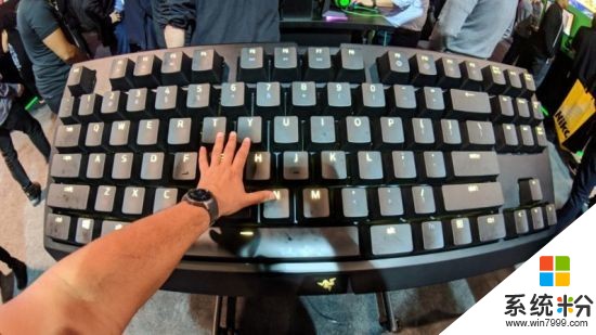 餐桌一样大的雷蛇机械键盘现身CES 敲字像打地鼠(2)