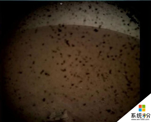洞察号发来首张火星图片：地面天空清晰可见(1)
