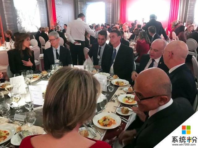 Tim Cook在瑞士达沃斯与巴西总统、微软CEO等人共进晚餐(1)