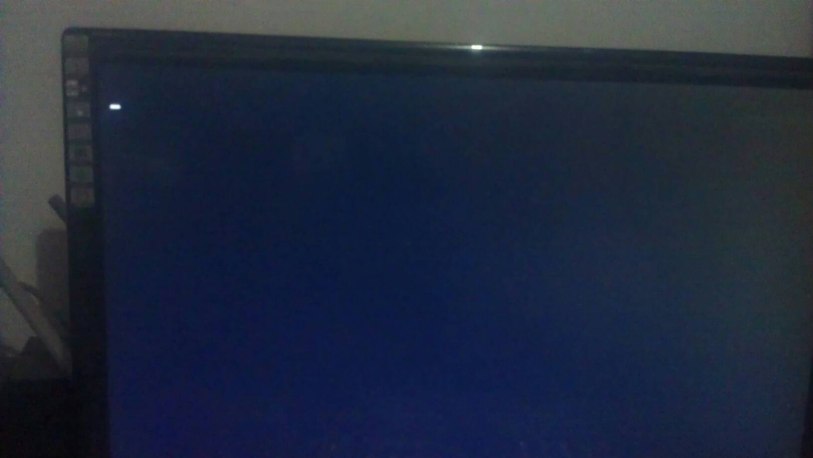电脑开机后显示器黑屏，显示器下面的蓝灯一直亮着，下面只有绿灯亮（一直亮）红灯不亮