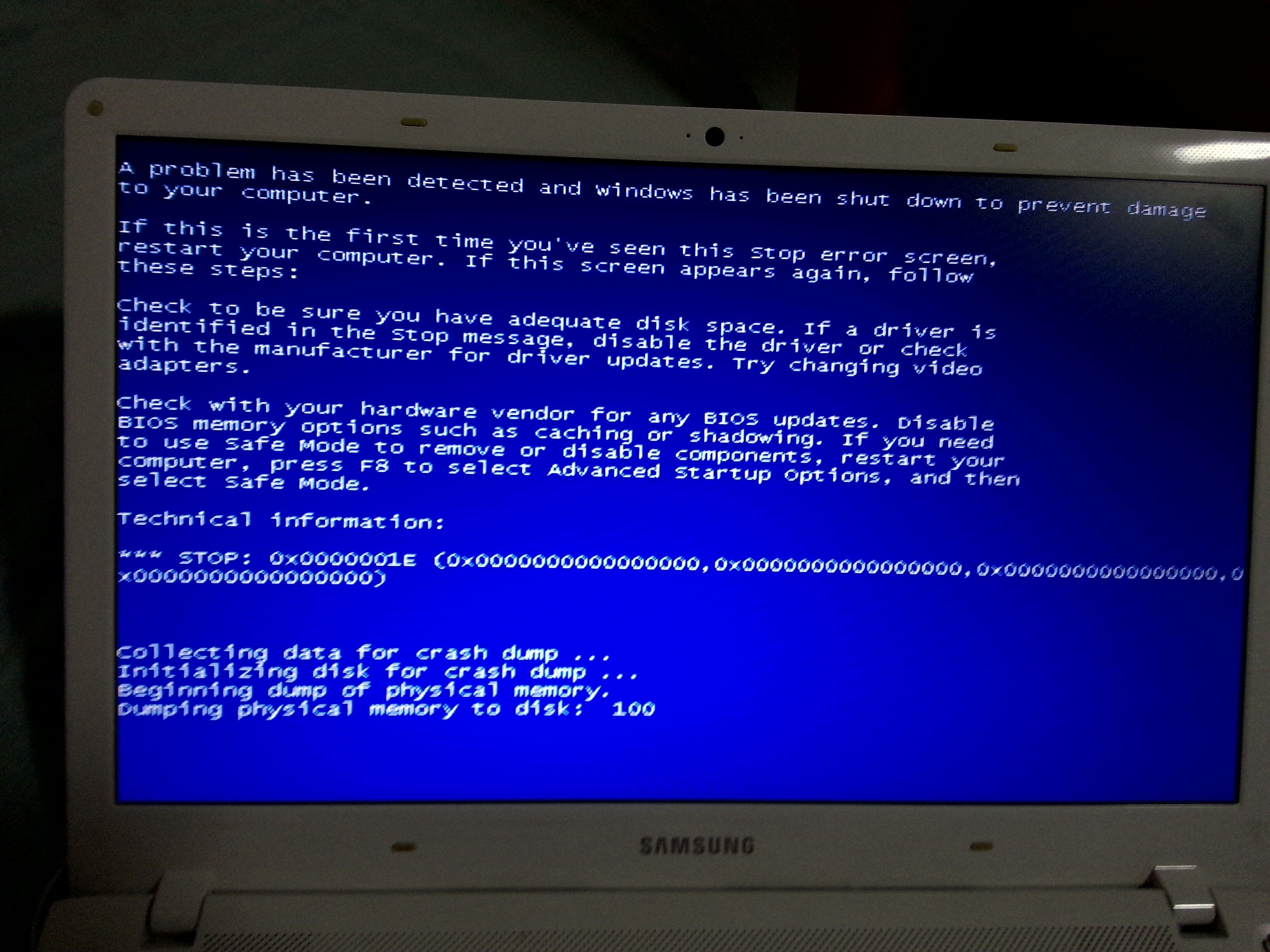 电脑上的一个软件被我卸载 我关掉电脑在打开就是蓝屏英文字母 软件是什么、英特儿，