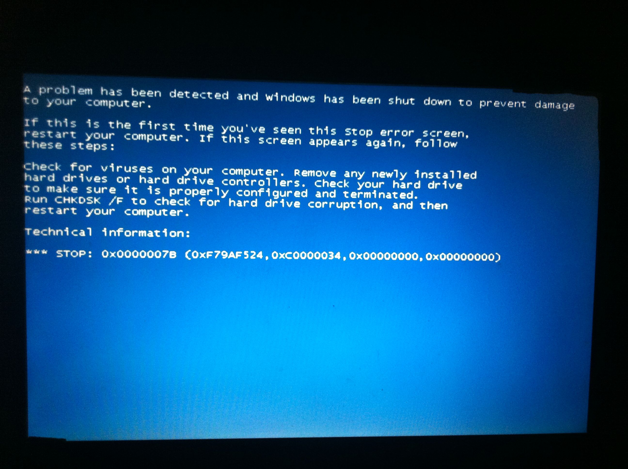 笔记本电脑一开机到XP 介面进不了菜单 一会就蓝屏又重启 我按了安全模式进去好像那种都没什么