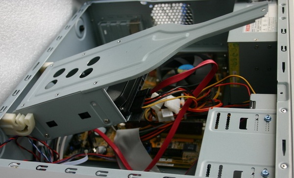 电脑如果按一下开机键关掉，损坏的是哪些硬件，台式电脑。