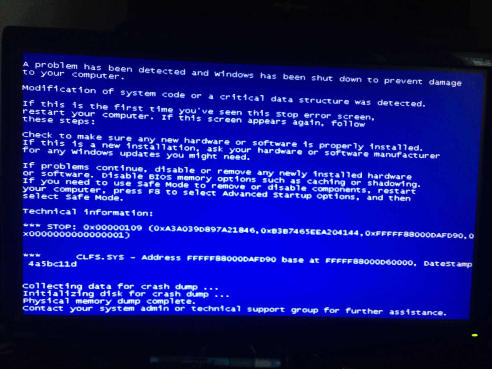 电脑屏幕老是不亮是什么原因？