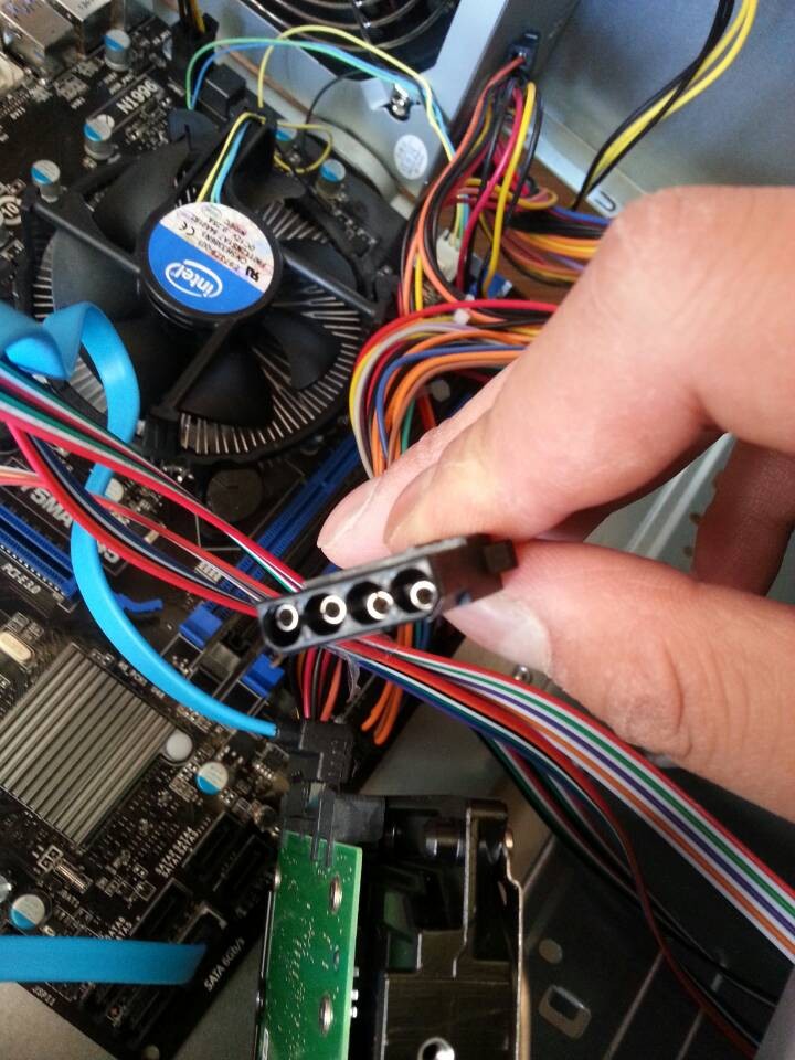 请教下台式机硬盘风扇应该怎么安装？