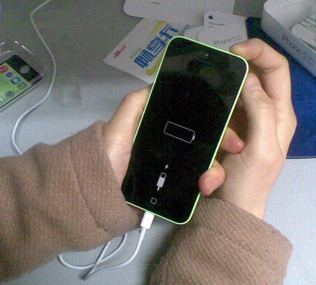 各位觉得iphone一边充电一边玩手机好吗？