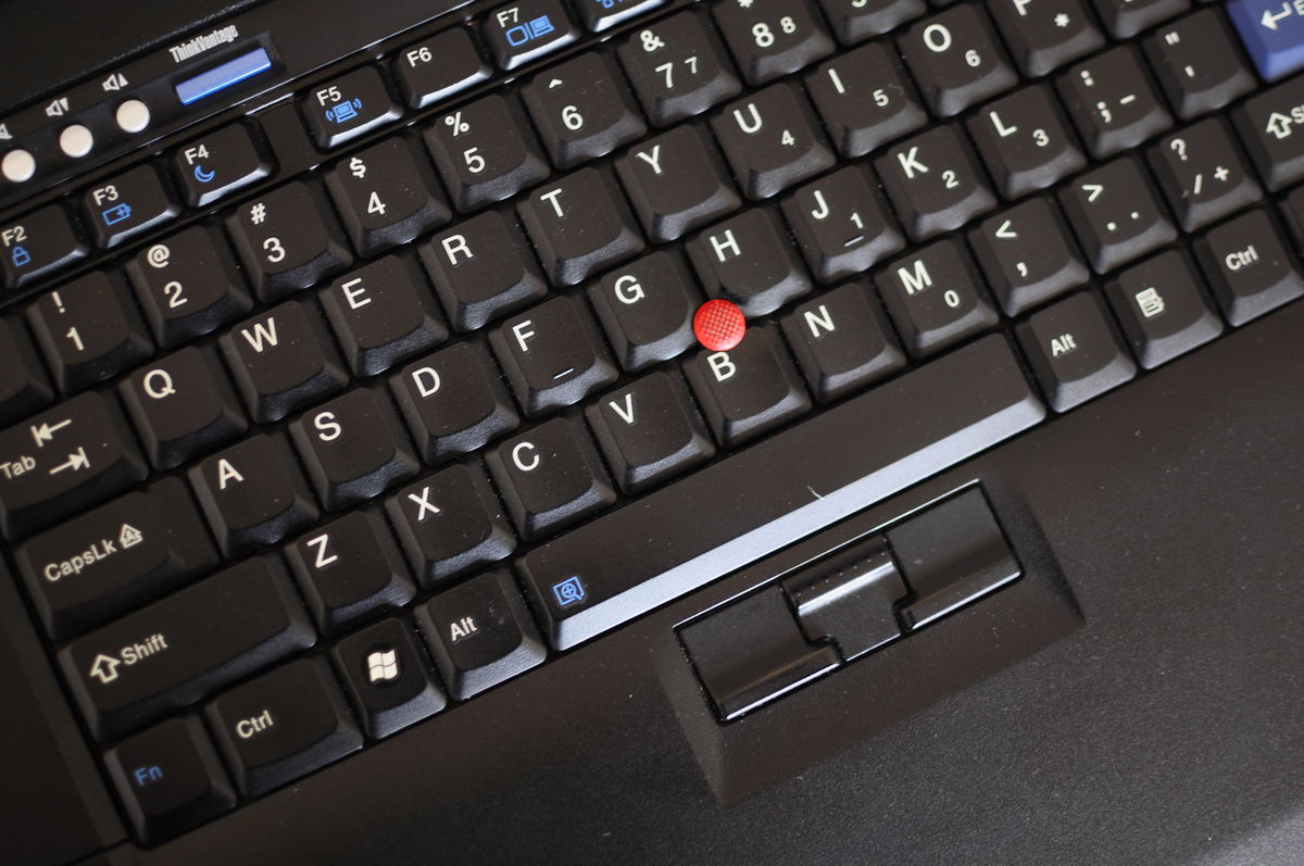 笔记本键盘自动输入一个字怎么办？