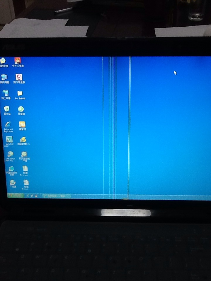 笔记本刚买不久，开机屏幕左边有白色竖线。什么原因