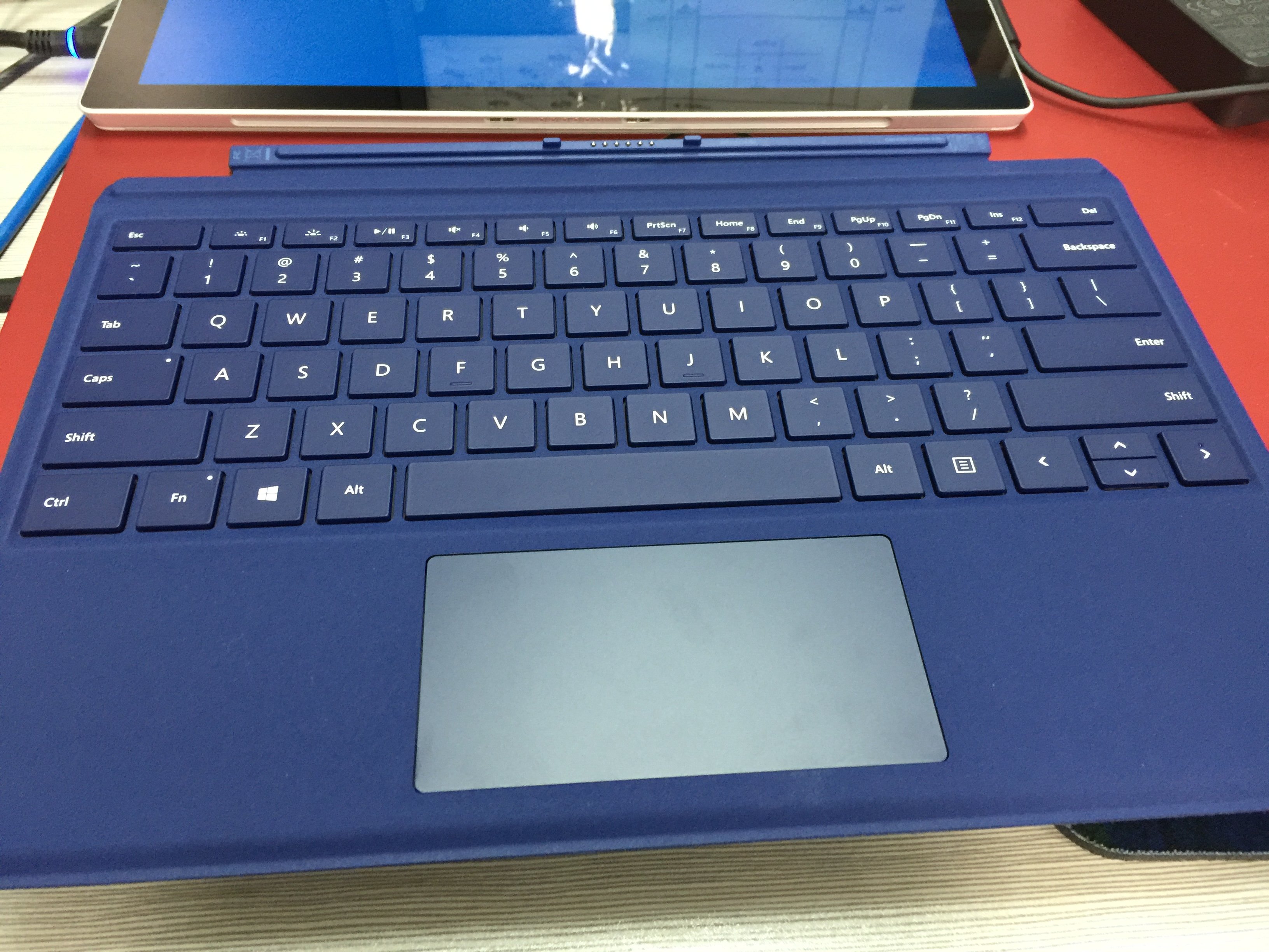 Surface Pro4的可拆卸键盘怎么拆？吸上去就动不了了