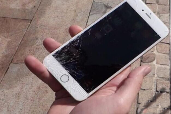 誰知道iphone5屏碎了換多少錢