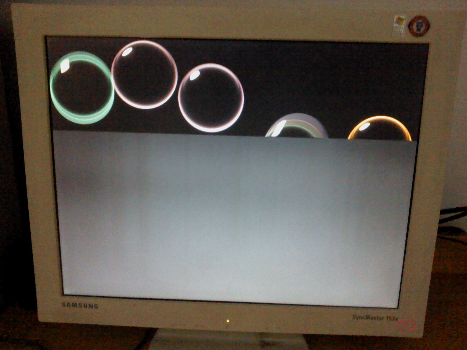 電腦屏幕隻顯示一半桌麵