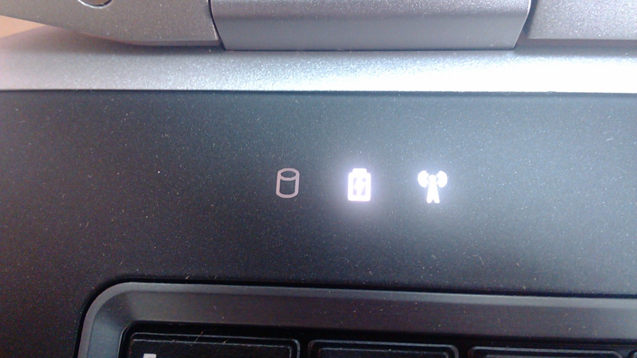戴尔笔记本9的指示灯一直闪，开不了机，怎么回事？充电了也不行。