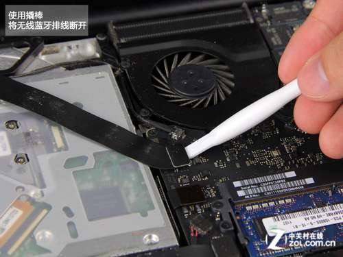 苹果macbookpro81怎么加装固态硬盘进去？