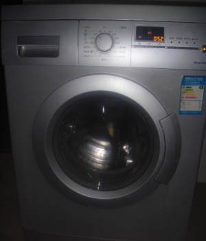 西门子xqg75-10s368滚筒洗衣机显示屏不显示   拔下后背的小板就显示正常显示  是什么问题