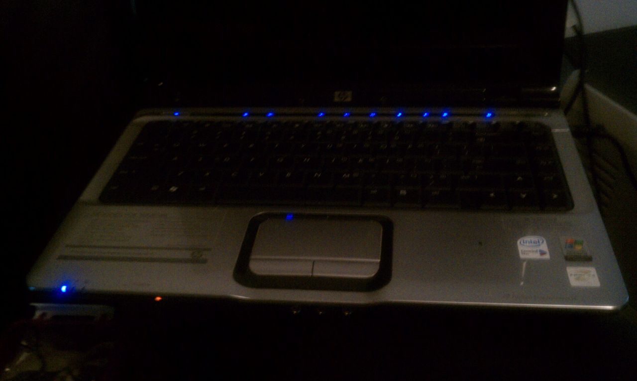 筆記本電腦好長時間沒用插上電源電源燈亮開得了機屏幕不亮