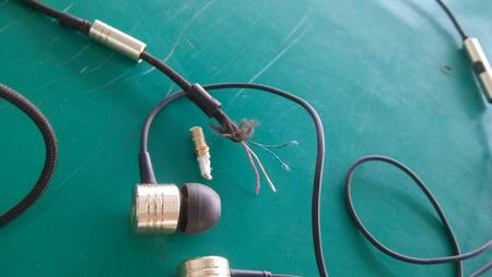 我的耳机插头不小心断了，请问应该怎么接比较好？