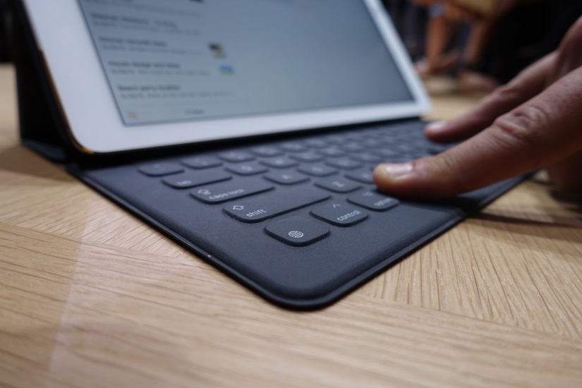ipad pro 配个键盘写论文方便吗？