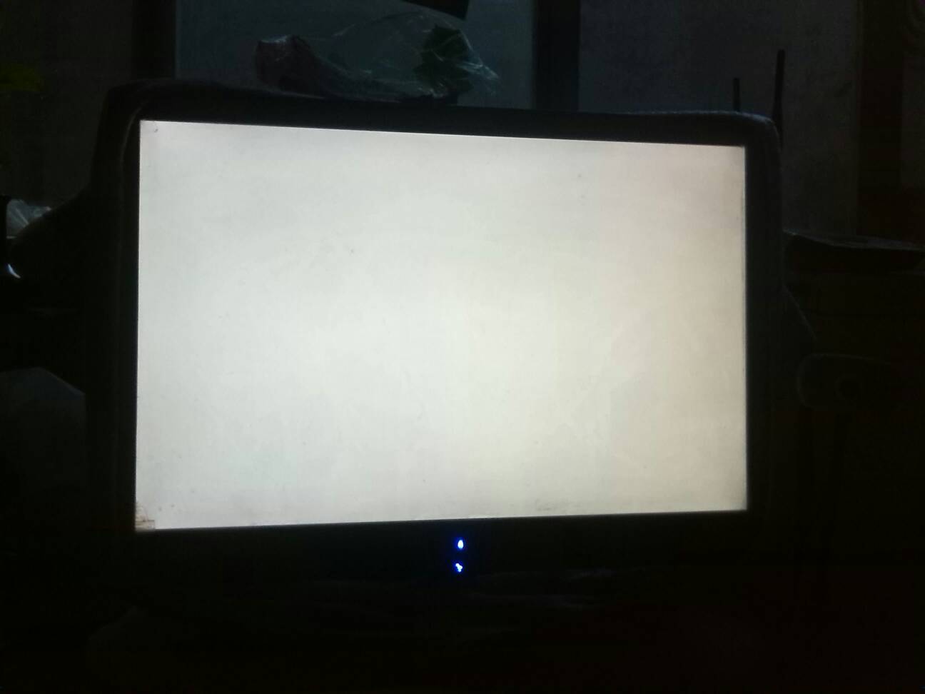 电脑屏幕总是白屏怎么办？
