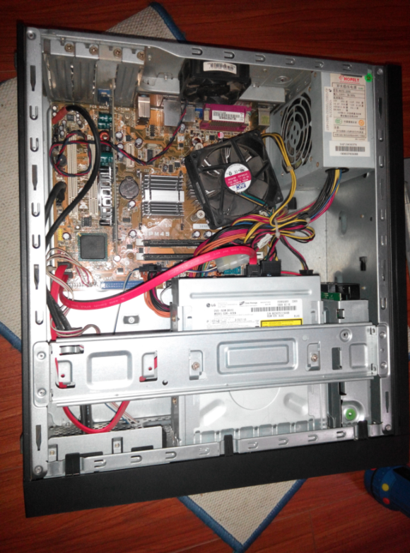 怎么能把清华同方真爱c3900的硬盘拆下来？